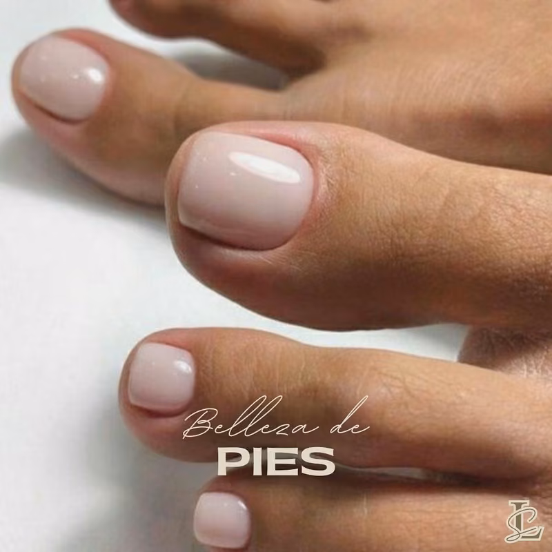 Belleza de pies con esmaltado nude