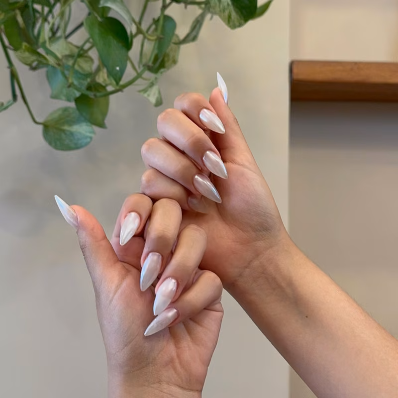 Uñas almendradas largas con french