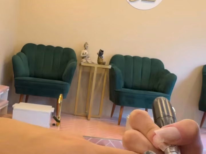 Manicuría en proceso con los sillones verdes de fondo
