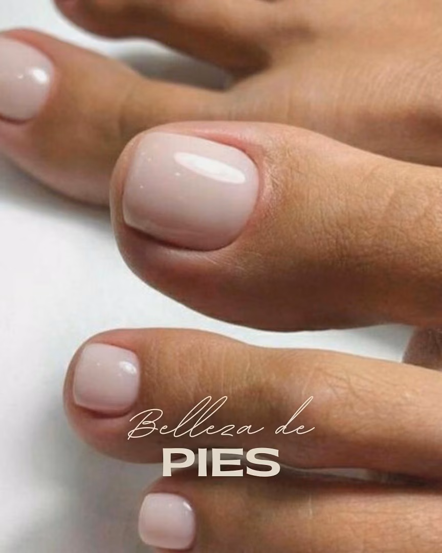 Belleza de pies con esmaltado nude
